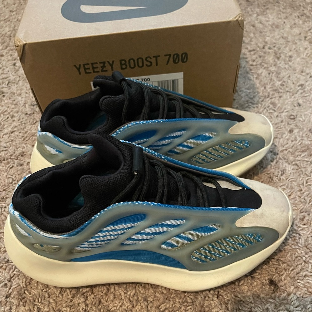 Yeezy 700 v3